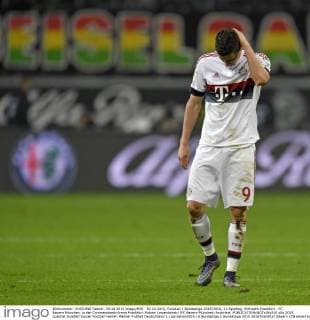 30.10.2015, Fussball 1.Bundesliga 2015 2016, 11.Spieltag, Eintracht Frankfurt - FC Bayern München, in der Commerzbank-Arena Frankfurt. Robert Lewandowski (FC Bayern München) frustriert. 