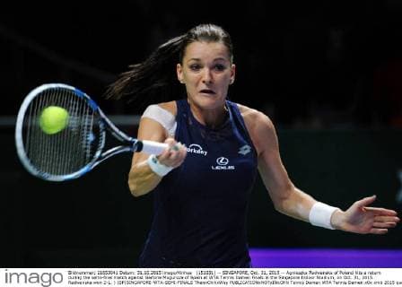 (151031) -- SINGAPORE, Oct. 31, 2015 -- Agnieszka Radwanska of Poland hits a return during the semi-final match against Garbine Muguruza of Spain at WTA Tennis Damen Finals in the Singapore Indoor Stadium, on Oct. 31, 2015. Radwanska won 2-1. ) (SP)SINGAPORE-WTA-SEMI-FINALS ThenxChihxWey 