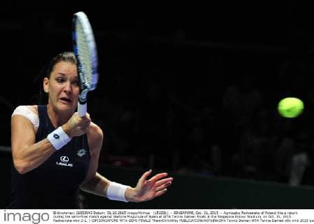 (151031) -- SINGAPORE, Oct. 31, 2015 -- Agnieszka Radwanska of Poland hits a return during the semi-final match against Garbine Muguruza of Spain at WTA Tennis Damen Finals in the Singapore Indoor Stadium, on Oct. 31, 2015. Radwanska won 2-1. ) (SP)SINGAPORE-WTA-SEMI-FINALS ThenxChihxWey 