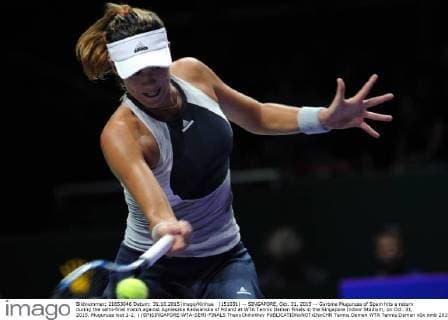 (151031) -- SINGAPORE, Oct. 31, 2015 -- Garbine Muguruza of Spain hits a return during the semi-final match against Agnieszka Radwanska of Poland at WTA Tennis Damen Finals in the Singapore Indoor Stadium, on Oct. 31, 2015. Muguruza lost 1-2. ) (SP)SINGAPORE-WTA-SEMI-FINALS ThenxChihxWey 