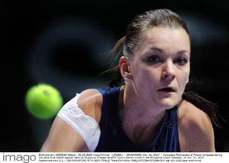 (151031) -- SINGAPORE, Oct. 31, 2015 -- Agnieszka Radwanska of Poland competes during the semi-final match against Garbine Muguruza of Spain at WTA Tennis Damen Finals in the Singapore Indoor Stadium, on Oct. 31, 2015. Radwanska won 2-1. ) (SP)SINGAPORE-WTA-SEMI-FINALS ThenxChihxWey 