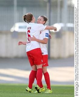 Essen vl. Vanessa Martini (Essen), Linda Dallmann (Essen) jubeln ueber das tor zum 1:0 SGS Essen - 1. FC Koeln, Fussball, Frauen, Damen, Allianz Frauen-Bundesliga, Spieltag 7, 31.10.2015 Copyright: Horn xEibner-Pressefoto EP_bhorn