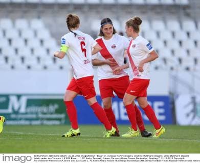 Essen vl. Vanessa Martini (Essen), Charline Hartmann (Essen), Linda Dallmann (Essen) jubeln ueber das Tor zum 1:0 SGS Essen - 1. FC Koeln, Fussball, Frauen, Damen, Allianz Frauen-Bundesliga, Spieltag 7, 31.10.2015 Copyright: Horn xEibner-Pressefoto EP_bhorn