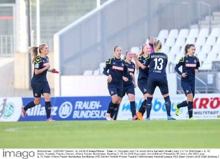 Essen vl. Torjubeln zum Tor durch Anna Gerhardt (Koeln) zum 1:0 Tor SGS Essen - 1. FC Koeln, Fussball, Frauen, Damen, Allianz Frauen-Bundesliga, Spieltag 7, 31.10.2015 Copyright: Horn xEibner-Pressefoto EP_bhorn