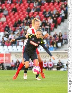 Essen vl. Yvonne Zielinski (Koeln), Nina Brueggemann (Essen) SGS Essen - 1. FC Koeln, Fussball, Frauen, Damen, Allianz Frauen-Bundesliga, Spieltag 7, 31.10.2015 Copyright: Horn xEibner-Pressefoto EP_bhorn