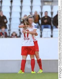 Essen vl. Margarita Gidion (Essen), Lea Schueller (Essen) jubeln ueber das Tor zum 2:1 Fuehrungstreffer SGS Essen - 1. FC Koeln, Fussball, Frauen, Damen, Allianz Frauen-Bundesliga, Spieltag 7, 31.10.2015 Copyright: Horn xEibner-Pressefoto EP_bhorn