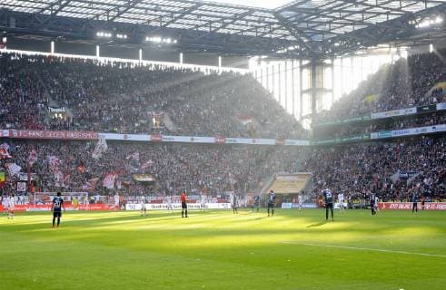 Fussball, Bundesliga, Deutschland, Herren, Saison 2015 2016, 11. Spieltag, Rhein Energie Stadion Köln, 1. FC Köln (weiss) - TSG 1899 Hoffenheim (blau); Stimmungsvolles Licht im Rhein Energie Stadion. Feature, Symbol, Symbolbild, Sonne.