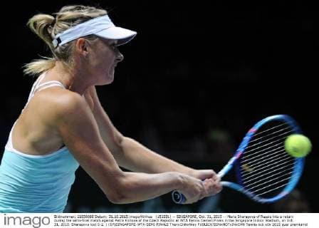 (151031) -- SINGAPORE, Oct. 31, 2015 -- Maria Sharapova of Russia hits a return during the semi-final match against Petra Kvitova of the Czech Republic at WTA Tennis Damen Finals in the Singapore Indoor Stadium, on Oct. 31, 2015. Sharapova lost 0-2. ) (SP)SINGAPORE-WTA-SEMI-FINALS ThenxChihxWey 
