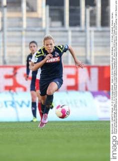 Essen vl. Nina Ehegoetz (Koeln) SGS Essen - 1. FC Koeln, Fussball, Frauen, Damen, Allianz Frauen-Bundesliga, Spieltag 7, 31.10.2015 Copyright: Horn xEibner-Pressefoto EP_bhorn