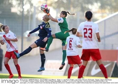 Essen vl. Lise Munk (Koeln), Lisa Weiss (Torwart, Torhueter, Keeper, Essen) SGS Essen - 1. FC Koeln, Fussball, Frauen, Damen, Allianz Frauen-Bundesliga, Spieltag 7, 31.10.2015 Copyright: Horn xEibner-Pressefoto EP_bhorn