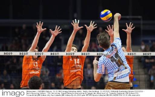 Berlin, Deutschland, 31.10.2015: Volleyball Bundesliga Saison 2015 2016 - Berlin Recycling Volleys - TSV Herrsching. Daniel Malescha (Herrsching 11) gegen den Block aus v.li. Tsimafei Zhukouski (BR Volleys 11), Tomas Kmet (BR Volleys 14), Paul Lotman (BR Volleys 9)