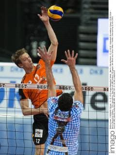 Berlin, Deutschland, 31.10.2015: Volleyball Bundesliga Saison 2015 2016 - Berlin Recycling Volleys - TSV Herrsching. Paul Carroll (BR Volleys 12) gegen den Block aus Julius Höfer Hoefer (Herrsching 5)