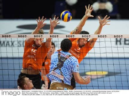 Berlin, Deutschland, 31.10.2015: Volleyball Bundesliga Saison 2015 2016 - Berlin Recycling Volleys - TSV Herrsching. Julius Höfer Hoefer (Herrsching 5) gegen den Block aus Paul Carroll (BR Volleys 12) und Nicolas Le Goff (BR Volleys 7)