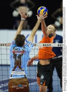 Berlin, Deutschland, 31.10.2015: Volleyball Bundesliga Saison 2015 2016 - Berlin Recycling Volleys - TSV Herrsching. Paul Lotman (BR Volleys 9) gegen den Block aus Daniel Malescha (Herrsching 11)