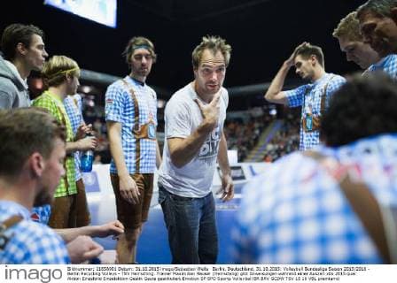 Berlin, Deutschland, 31.10.2015: Volleyball Bundesliga Saison 2015 2016 - Berlin Recycling Volleys - TSV Herrsching. Trainer Maximilian Hauser (Herrsching) gibt Anweisungen während einer Auszeit