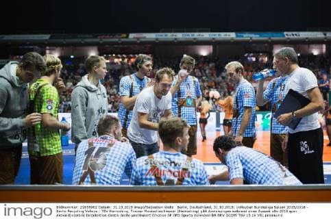 Berlin, Deutschland, 31.10.2015: Volleyball Bundesliga Saison 2015 2016 - Berlin Recycling Volleys - TSV Herrsching. Trainer Maximilian Hauser (Herrsching) gibt Anweisungen während einer Auszeit