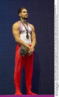 31.10.2015. Glasgow, Scotland. FIG Artistic Gymnastics World Championships. Day Nine. Pommel silver medalist Louis SMITH (GBR) listening to the the national anthem of Great Britain during the medal ceremony . xRolandxHarrisonx  ActionPlus11677852