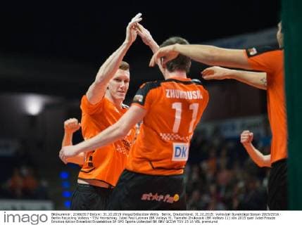 Berlin, Deutschland, 31.10.2015: Volleyball Bundesliga Saison 2015 2016 - Berlin Recycling Volleys - TSV Herrsching. Jubel Paul Lotman (BR Volleys 9), Tsimafei Zhukouski (BR Volleys 11)