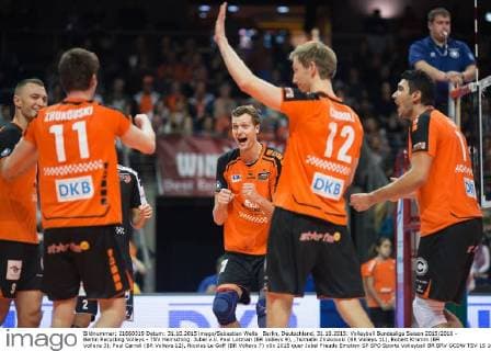Berlin, Deutschland, 31.10.2015: Volleyball Bundesliga Saison 2015 2016 - Berlin Recycling Volleys - TSV Herrsching. Jubel v.li. Paul Lotman (BR Volleys 9), ,Tsimafei Zhukouski (BR Volleys 11), Robert Kromm (BR Volleys 3), Paul Carroll (BR Volleys 12), Nicolas Le Goff (BR Volleys 7)