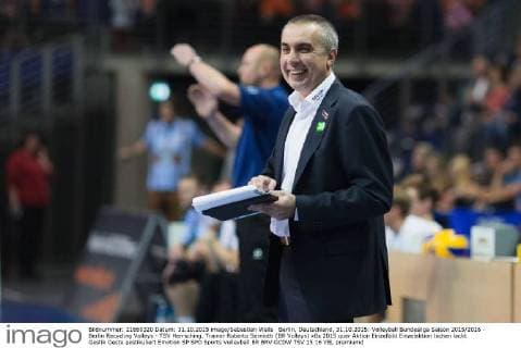 Berlin, Deutschland, 31.10.2015: Volleyball Bundesliga Saison 2015 2016 - Berlin Recycling Volleys - TSV Herrsching. Trainer Roberto Serniotti (BR Volleys)
