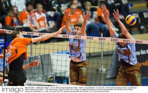 Berlin, Deutschland, 31.10.2015: Volleyball Bundesliga Saison 2015 2016 - Berlin Recycling Volleys - TSV Herrsching. Robert Kromm (BR Volleys 3) gegen den Block aus Patrick Steuerwald (Herrsching 4) und Peter Ondrovic (Herrsching 13)