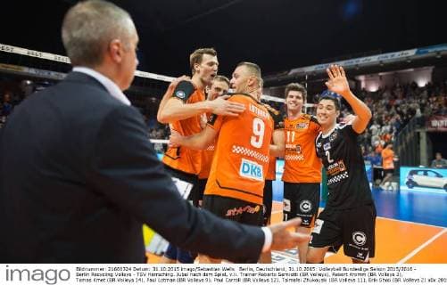 Berlin, Deutschland, 31.10.2015: Volleyball Bundesliga Saison 2015 2016 - Berlin Recycling Volleys - TSV Herrsching. Jubel nach dem Spiel, v.li. Trainer Roberto Serniotti (BR Volleys), Robert Kromm (BR Volleys 3), Tomas Kmet (BR Volleys 14), Paul Lotman (BR Volleys 9), Paul Carroll (BR Volleys 12), Tsimafei Zhukouski (BR Volleys 11), Erik Shoji (BR Volleys 2)