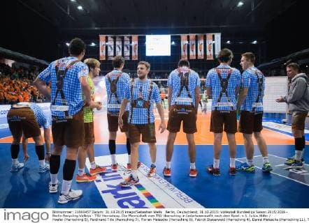 Berlin, Deutschland, 31.10.2015: Volleyball Bundesliga Saison 2015 2016 - Berlin Recycling Volleys - TSV Herrsching. Die Mannschaft vom TSV Herrsching in Lederhosenoutfit nach dem Spiel: v.li. Julius Höfer Hoefer (Herrsching 5), Ferdinand Tille (Herrsching 7), Florian Malescha (Herrsching 6), Patrick Steuerwald (Herrsching 4), Daniel Malescha (Herrsching 11), Tobias Neumann (Herrsching 9), Peter Ondrovic (Herrsching 13)