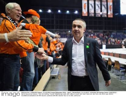 Berlin, Deutschland, 31.10.2015: Volleyball Bundesliga Saison 2015 2016 - Berlin Recycling Volleys - TSV Herrsching. Trainer Roberto Serniotti (BR Volleys) jubelt nach dem Spiel mit den Fans