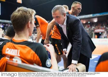 Berlin, Deutschland, 31.10.2015: Volleyball Bundesliga Saison 2015 2016 - Berlin Recycling Volleys - TSV Herrsching. Trainer Roberto Serniotti (BR Volleys) spricht mit Paul Carroll (BR Volleys 12) während einer Auszeit
