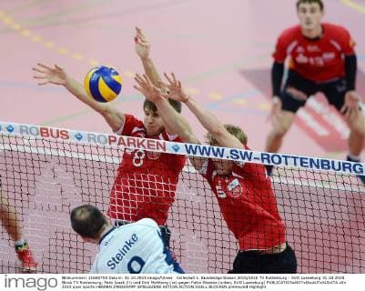 Volleyball 1. Bundesliga Saison 2015 2016 TV Rottenburg - SVG Lueneburg 31.10.2015 Block TV Rottenburg; Felix Isaak (li) und Dirk Mehlberg (re) gegen Falko Steinke (unten, SVG Lueneburg) 