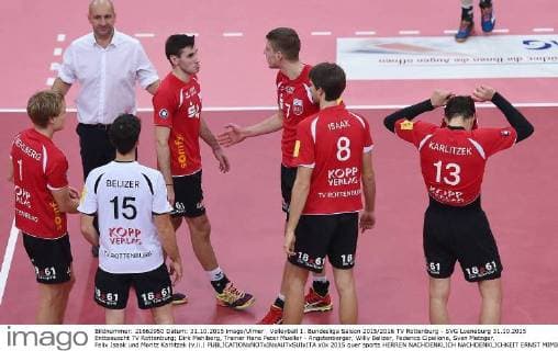 Volleyball 1. Bundesliga Saison 2015 2016 TV Rottenburg - SVG Lueneburg 31.10.2015 Enttaeuscht TV Rottenburg; Dirk Mehlberg, Trainer Hans Peter Mueller - Angstenberger, Willy Belizer, Federico Cipollone, Sven Metzger, Felix Isaak und Moritz Karlitzek (v.li.) 