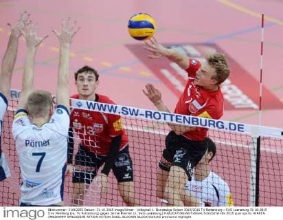 Volleyball 1. Bundesliga Saison 2015 2016 TV Rottenburg - SVG Lueneburg 31.10.2015 Dirk Mehlberg (re, TV Rottenburg) gegen Jannik Poerner (li, SVG Lueneburg) 