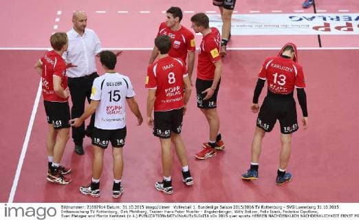 Volleyball 1. Bundesliga Saison 2015 2016 TV Rottenburg - SVG Lueneburg 31.10.2015 Enttaeuschung TV Rottenburg; Dirk Mehlberg, Trainer Hans Peter Mueller - Angstenberger, Willy Belizer, Felix Isaak, Federico Cipollone, Sven Metzger und Moritz Karlitzek (v.li.) 