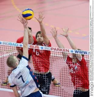 Volleyball 1. Bundesliga Saison 2015 2016 TV Rottenburg - SVG Lueneburg 31.10.2015 Block; Dirk Mehlberg (re, TV Rottenburg) und Felix Isaak (Mitte, TV Rottenburg) gegen Jannik Poerner (li, SVG Lueneburg) 