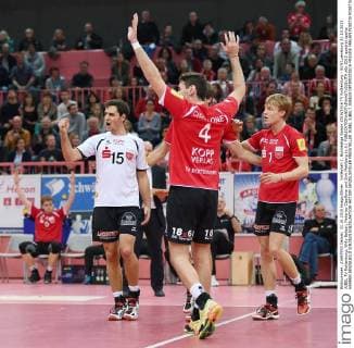 Volleyball 1. Bundesliga Saison 2015 2016 TV Rottenburg - SVG Lueneburg 31.10.2015 JUBEL TV Rottenburg; Willy Belizer, Federico Cipollone und Dirk Mehlberg (v.li.) 