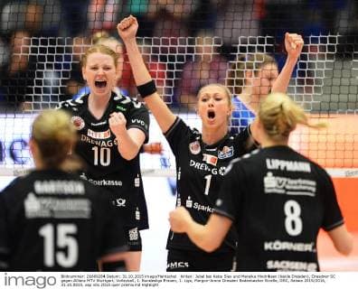 hinten: Jubel bei Katie Slay und Mareike Hindriksen (beide Dresden), Dresdner SC gegen Allianz MTV Stuttgart, Volleyball, 1. Bundesliga Frauen, 1. Liga, Margon-Arena Dresden Bodenbacher Straße, DSC, Saison 2015 2016, 31.10.2015,
