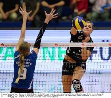 hinterm Netz: Kristina Mikhailenko (Dresden) gegen Caroline Jarmoc (Stuttgart), Dresdner SC gegen Allianz MTV Stuttgart, Volleyball, 1. Bundesliga Frauen, 1. Liga, Margon-Arena Dresden Bodenbacher Straße, DSC, Saison 2015 2016, 31.10.2015,