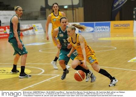 Saarlouis Stina Barnert, Royals Saarlouis- 26, fuehrt den Ball, gefolgt von Madison Buck,ChemCats Chemnitz- 21, TV Saarlouis Royals vs ChemCats Chemnitz, Basketball , DBBL Bundesliga,31.10.15, Copyright: Franzx Eibner-Pressefoto EP_pfz