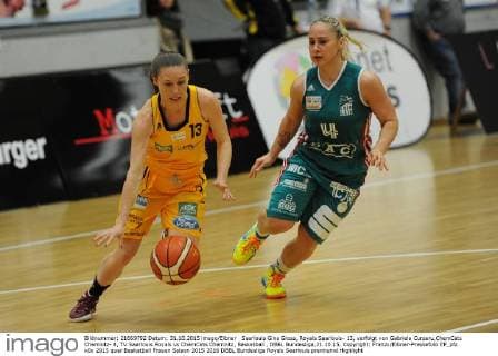 Saarlouis Gina Gross, Royals Saarlouis- 13, verfolgt von Gabriela Cursaru,ChemCats Chemnitz- 4, TV Saarlouis Royals vs ChemCats Chemnitz, Basketball , DBBL Bundesliga,31.10.15, Copyright: Franzx Eibner-Pressefoto EP_pfz