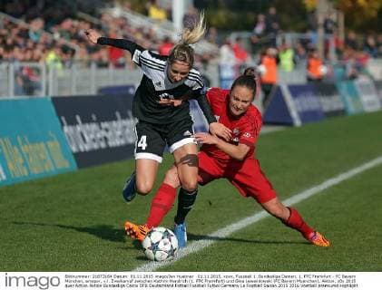 01.11.2015, xovx, Fussball 1 .Bundesliga Damen, 1. FFC Frankfurt - FC Bayern München, emspor, v.l. Zweikampf zwischen Kathrin Hendrich (1. FFC Frankfurt) und Gina Lewandowski (FC Bayern Muenchen), Aktion.