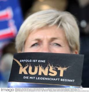 v.li.: Bundestrainerin Silvia Neid (Frauen-Nationalmannschaft DFB) hinter einem Werbeblatt mit dem Spruch: Erfolg ist eine Kunst die mit Leidenschaft beginnt , Fussball, Allianz Frauen-Bundesliga, 1. FFC Frankfurt - FC Bayern München, xmrx