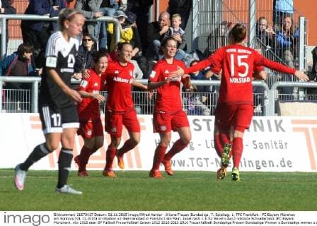 Allianz Frauen-Bundesliga, 7. Spieltag: 1. FFC Frankfurt - FC Bayern München am Sonntag (01.11.2015) im Stadion am Brentanobad in Frankfurt am Main. Jubel nach 1:0 für Bayern durch Viktoria Schnaderbeck (FC Bayern München).