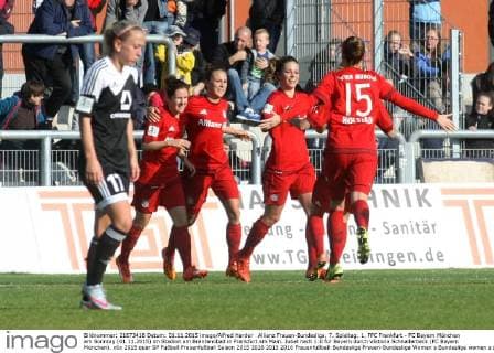 Allianz Frauen-Bundesliga, 7. Spieltag: 1. FFC Frankfurt - FC Bayern München am Sonntag (01.11.2015) im Stadion am Brentanobad in Frankfurt am Main. Jubel nach 1:0 für Bayern durch Viktoria Schnaderbeck (FC Bayern München).