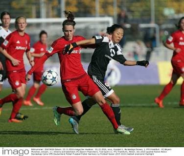 01.11.2015, xovx, Fussball 1 .Bundesliga Damen, 1. FFC Frankfurt - FC Bayern München, emspor, v.l. Viktoria Schnaderbeck (FC Bayern Muenchen), Yuki Ogimi (1. FFC Frankfurt), Aktion.