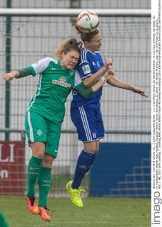 v.li.: Lisa-Marie Scholz (SV Werder Bremen, 7) und Julia Zirnstein (SC Sand, 08) im Kopfballduell, header duel, Kopfball, Fussball, Allianz Frauen-Bundesliga, SC Sand - SV Werder Bremen, xdgx