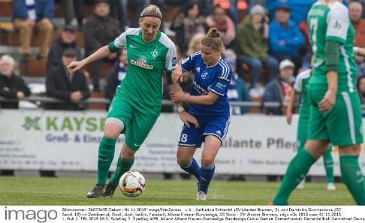 v.li.: Katharina Schiechtl (SV Werder Bremen, 9) und Dominika Skorvankova (SC Sand, 18) im Zweikampf, Duell, duel, tackle, Fussball, Allianz Frauen-Bundesliga, SC Sand - SV Werder Bremen, xdgx