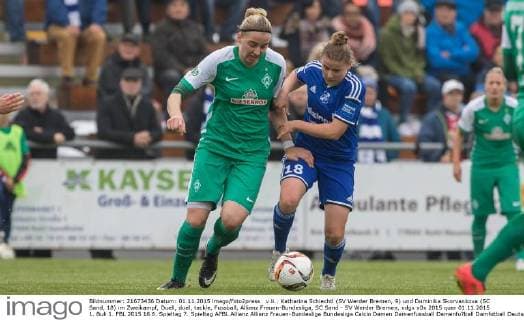 v.li.: Katharina Schiechtl (SV Werder Bremen, 9) und Dominika Skorvankova (SC Sand, 18) im Zweikampf, Duell, duel, tackle, Fussball, Allianz Frauen-Bundesliga, SC Sand - SV Werder Bremen, xdgx