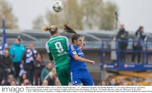 v.li.: Katharina Schiechtl (SV Werder Bremen, 9) und Jovana Damnjanovic (SC Sand, 14) im Kopfballduell, header duel, Kopfball, Fussball, Allianz Frauen-Bundesliga, SC Sand - SV Werder Bremen, xdgx