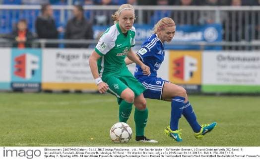 v.li.: Pia-Sophie Wolter (SV Werder Bremen, 10) und Christine Veth (SC Sand, 9) im Laufduell, Fussball, Allianz Frauen-Bundesliga, SC Sand - SV Werder Bremen, xdgx