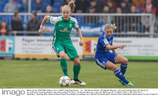 v.li.: Pia-Sophie Wolter (SV Werder Bremen, 10) und Christine Veth (SC Sand, 9) im Laufduell, Fussball, Allianz Frauen-Bundesliga, SC Sand - SV Werder Bremen, xdgx